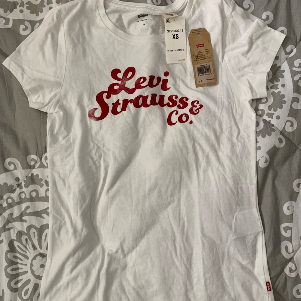 Levi’s white top